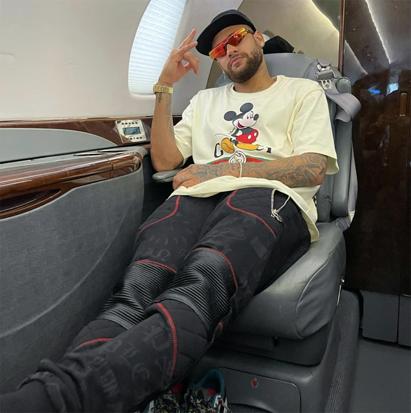 Neymar cũng muốn có máy bay riêng đưa gia đình đi du lịch. ẢNH: SUN SPORTS Neymar cũng muốn có máy bay riêng đưa gia đình đi du lịch. ẢNH: SUN SPORTS