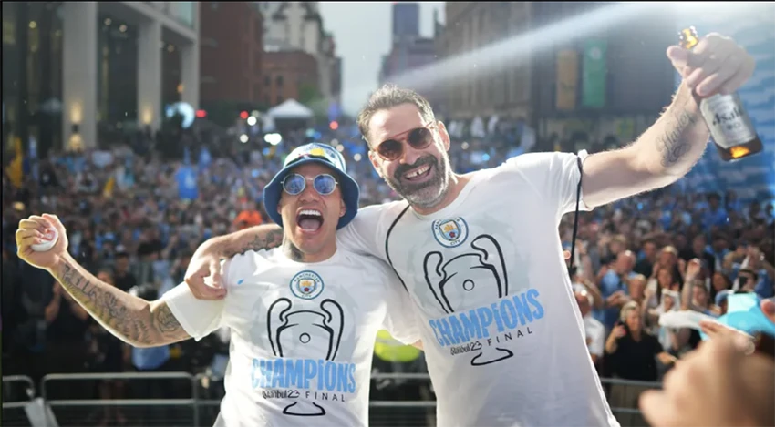 Carson trong lễ ăn mừng cú ăn ba lịch sử của Manchester City. ẢNH: GETTY Carson trong lễ ăn mừng cú ăn ba lịch sử của Manchester City. ẢNH: GETTY