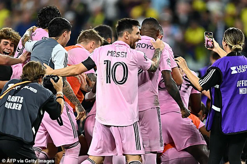 Messi và đồng đội ở Inter Miami ăn mừng cuồng nhiệt sau khi thắng trong loạt luân lưu. ẢNH: GETTY