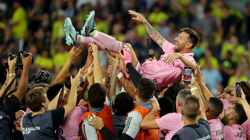 Messi được các đồng đội "công kênh" trong lễ ăn mừng chức vô địch của Inter Miami. ẢNH: GETTY Messi được các đồng đội "công kênh" trong lễ ăn mừng chức vô địch của Inter Miami. ẢNH: GETTY