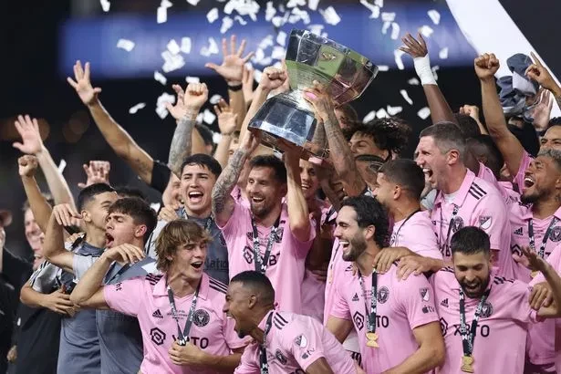 Messi vui mừng nâng chức vô địch Leagues Cup cùng các đồng đội ở Inter Miami. ẢNH: GETTY Messi vui mừng nâng chức vô địch Leagues Cup cùng các đồng đội ở Inter Miami. ẢNH: GETTY