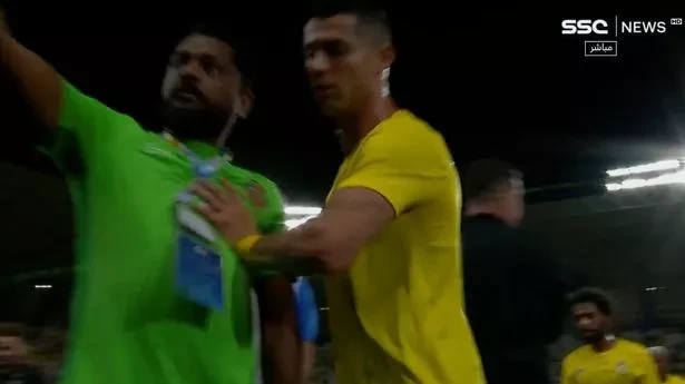 Ronaldo đẩy người đàn ông sang một bên. ẢNH: TWITTER Ronaldo đẩy người đàn ông sang một bên. ẢNH: TWITTER