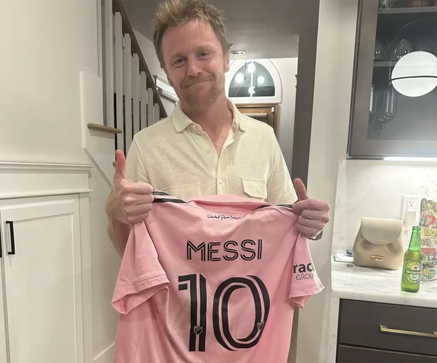 Dax McCarty sung sướng khoe đổi được áo đấu với Lionel Messi. ẢNH: INSTAGRAM MCCARTY Dax McCarty sung sướng khoe đổi được áo đấu với Lionel Messi. ẢNH: INSTAGRAM MCCARTY