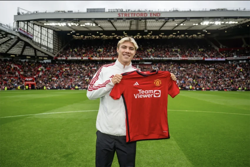Hojlund đã ra mắt khán giả nhà tại Old Trafford nhưng chưa ra sân thi đấu. ẢNH: GETTY Hojlund đã ra mắt khán giả nhà tại Old Trafford nhưng chưa ra sân thi đấu. ẢNH: GETTY