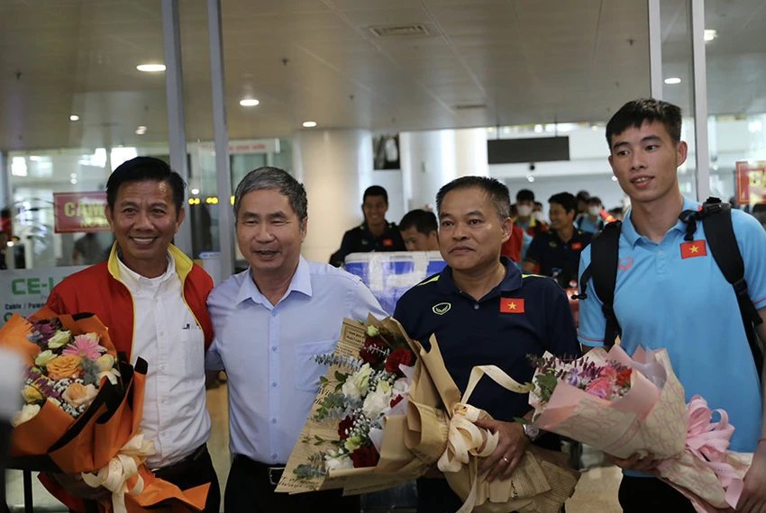Tổng thư ký VFF Dương Nghiệp Khôi đón đội U-23 Việt Nam tại sân bay Nội Bài. ẢNH: VFF