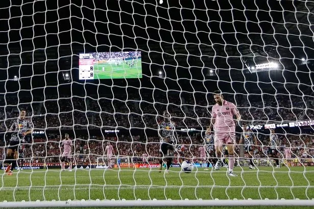 Cận cảnh đường chuyền thiên tài và pha lập công của Messi. ẢNH: GETTY Cận cảnh đường chuyền thiên tài và pha lập công của Messi. ẢNH: GETTY