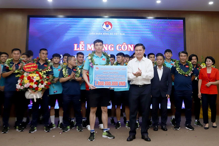 Ông Trần Anh Tú trao thưởng 1,8 tỉ đồng cho U-23 Việt Nam. ẢNH: VFF