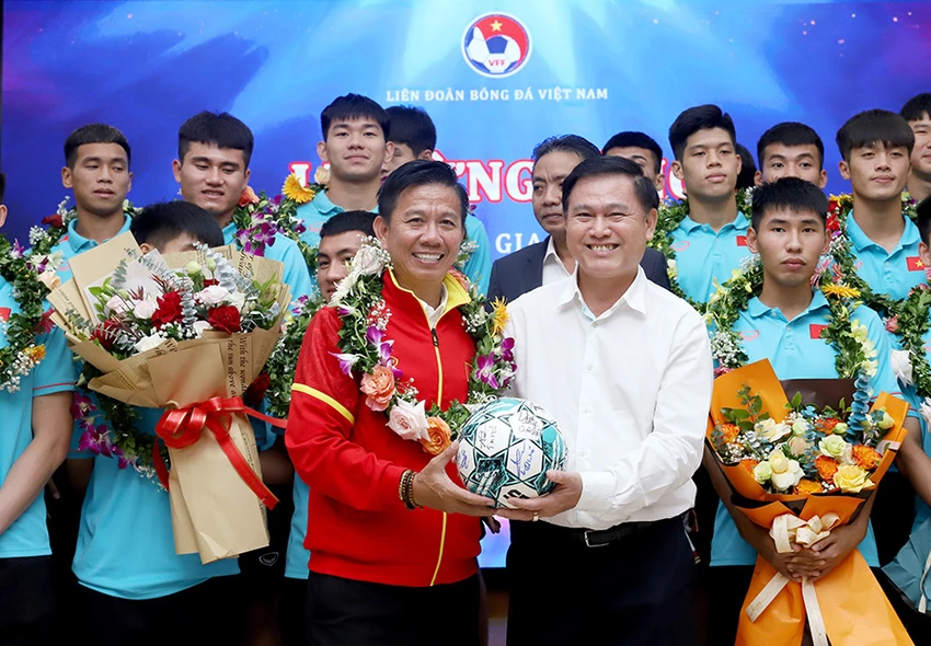 Phó chủ tịch VFF Trần Anh Tú, HLV Hoàng Anh Tuấn, cầu thủ U-23 Việt Nam trong lễ mừng công tại trụ sở VFF. ẢNH: VFF