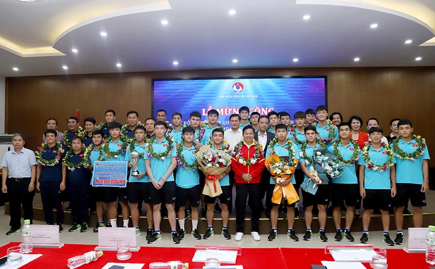 Toàn đội U-23 Việt Nam chụp ảnh lưu niệm trong lễ mừng công. ẢNH: VFF