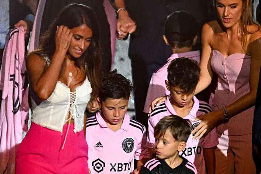 Antonela Roccuzzo và con trai thứ hai Mateo Messi trong lễ ra mắt Inter Miami của Lionel Messi. ẢNH: GETTY Antonela Roccuzzo và con trai thứ hai Mateo Messi trong lễ ra mắt Inter Miami của Lionel Messi. ẢNH: GETTY