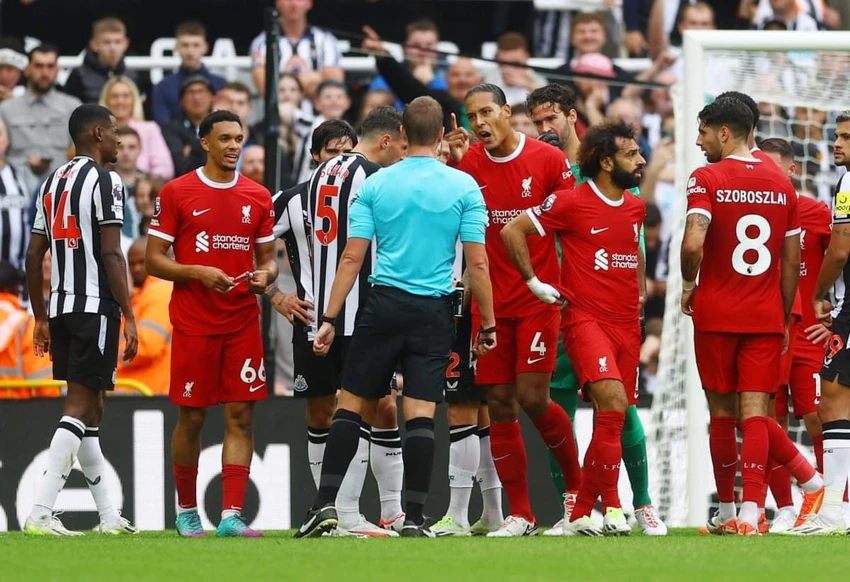 Van Dijk bị đuổi khỏi sân khi trận đấu mới bắt đầu được 28 phút. Ảnh: Getty Van Dijk bị đuổi khỏi sân khi trận đấu mới bắt đầu được 28 phút. Ảnh: Getty