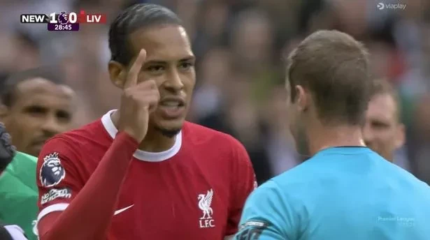 Van Dijk đã chửi thẳng mặt trọng tài. ẢNH: VIAPLAY Van Dijk đã chửi thẳng mặt trọng tài. ẢNH: VIAPLAY