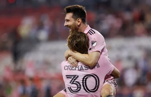 Messi và Cremaschi ăn mừng bàn thắng kinh điển. ẢNH: GETTY