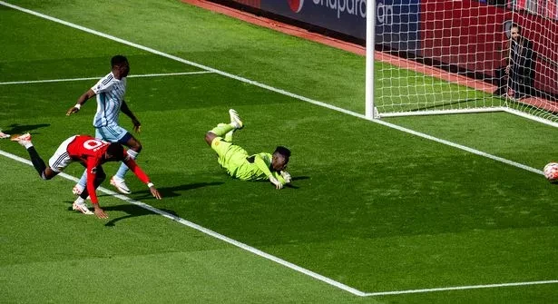 Nottingham Forest ghi liền 2 bàn vào lưới thủ môn Andre Onana nhưng lại thua ngược 2-3. ẢNH: GETTY Nottingham Forest ghi liền 2 bàn vào lưới thủ môn Andre Onana nhưng lại thua ngược 2-3. ẢNH: GETTY