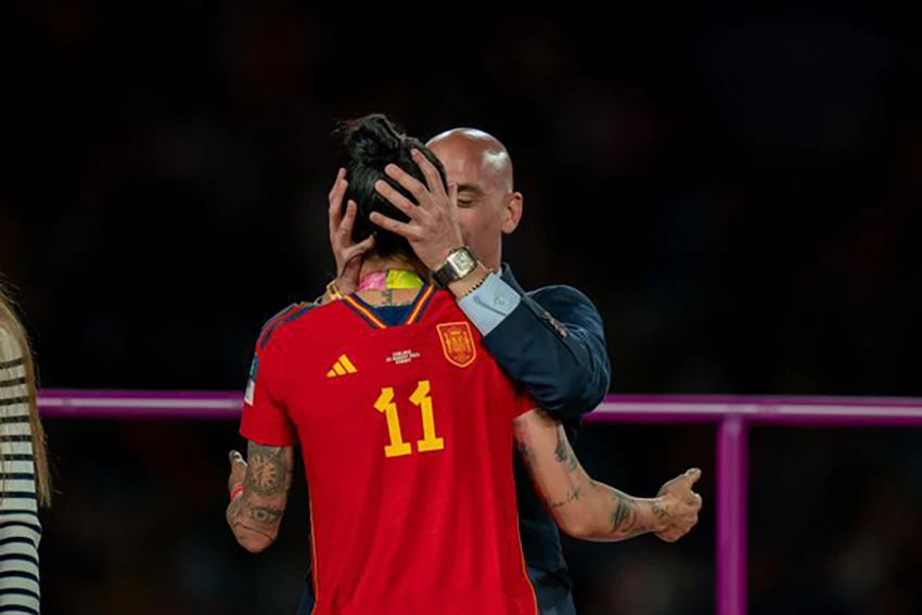 "Nụ hôn thần chết" của ông Luis Rubiales với Jennifer Hermoso tại lễ trao giải World Cup 2023. ẢNH: GETTY "Nụ hôn thần chết" của ông Luis Rubiales với Jennifer Hermoso tại lễ trao giải World Cup 2023. ẢNH: GETTY
