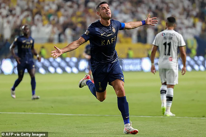 Ronaldo bỏ lỡ cơ hội lập hat-trick vì làm điều tương tự như Messi là nhường đá penalty cho đồng đội. ẢNH: GETTY Ronaldo bỏ lỡ cơ hội lập hat-trick vì làm điều tương tự như Messi là nhường đá penalty cho đồng đội. ẢNH: GETTY