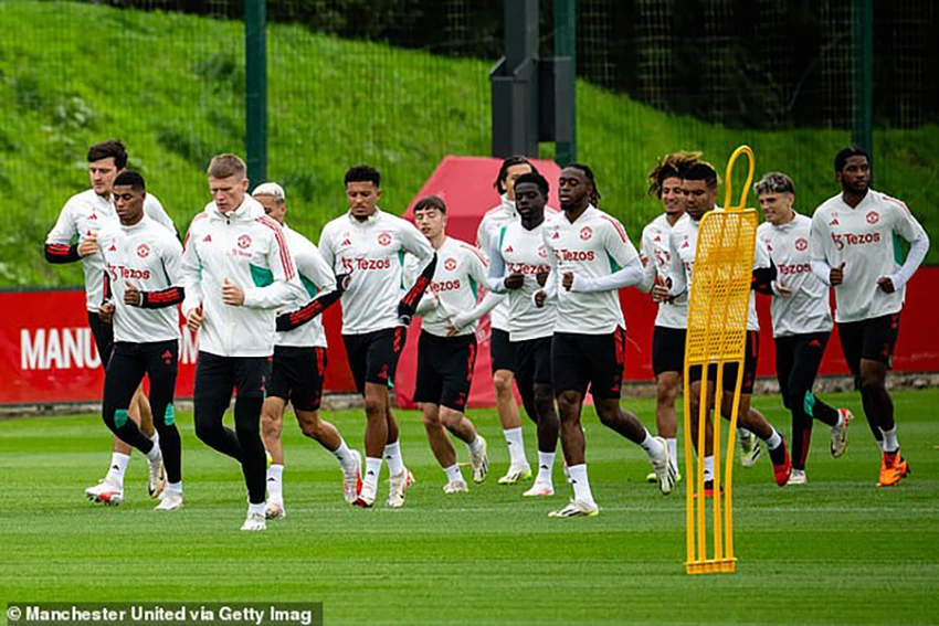 Varane không góp mặt trong buổi tập mới nhất của MU, cùng với Shaw, Mount và Malacia. ẢNH: GETTY Varane không góp mặt trong buổi tập mới nhất của MU, cùng với Shaw, Mount và Malacia. ẢNH: GETTY