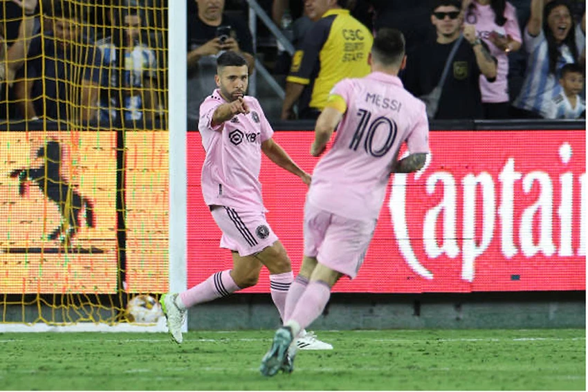 Messi kiến tạo cho Alba ghi bàn nâng tỉ số lên 2-0 cho Inter Miami. Ảnh: GETTY Messi kiến tạo cho Alba ghi bàn nâng tỉ số lên 2-0 cho Inter Miami. Ảnh: GETTY