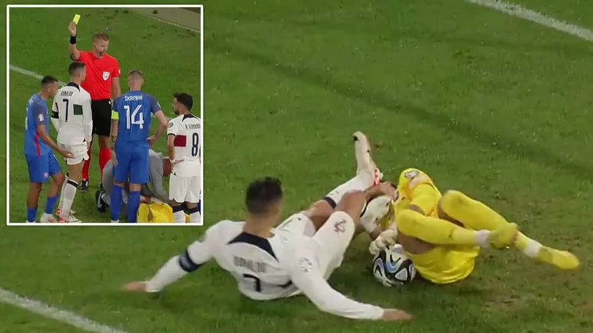 Ronaldo nhận thẻ vàng và bị treo giò sau khi ham bóng gây chấn thương cho Dubrvaka. ẢNH: DAILY STAR Ronaldo nhận thẻ vàng và bị treo giò sau khi ham bóng gây chấn thương cho Dubrvaka. ẢNH: DAILY STAR