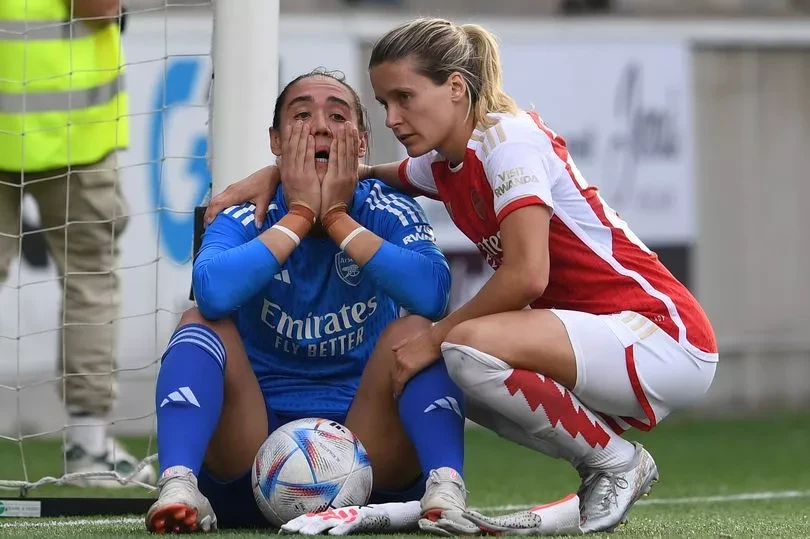Thủ môn Manuela Zinsberger của Arsenal như "quẫn trí" sau thất bại cay đắng của đội nhà. ẢNH: GETTY Thủ môn Manuela Zinsberger của Arsenal như "quẫn trí" sau thất bại cay đắng của đội nhà. ẢNH: GETTY