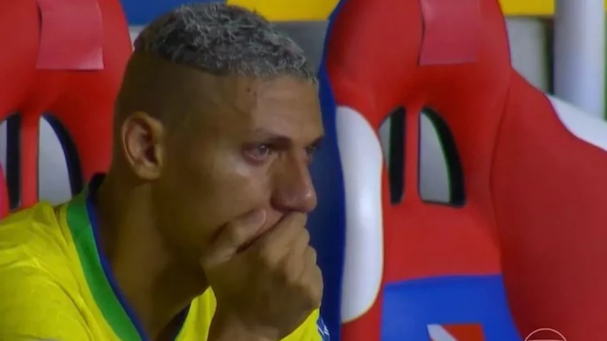 Richarlison bật khóc trên ghế dự bị tuyển Brazil sau khi anh bị thay ra nghỉ. ẢNH: MIRROR Richarlison bật khóc trên ghế dự bị tuyển Brazil sau khi anh bị thay ra nghỉ. ẢNH: MIRROR