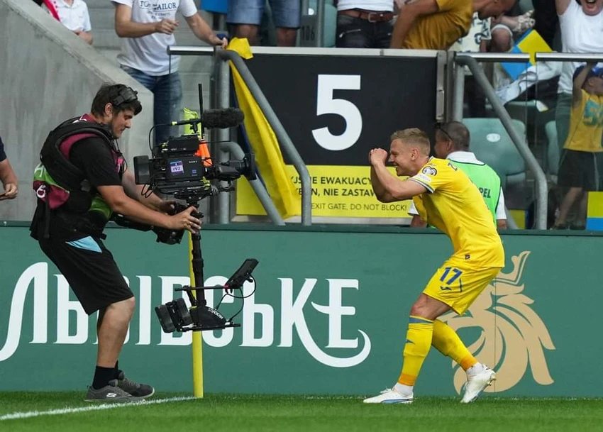 Zinchenko giúp Ukraine vươn lên dẫn trước. Ảnh: Getty Zinchenko giúp Ukraine vươn lên dẫn trước. Ảnh: Getty