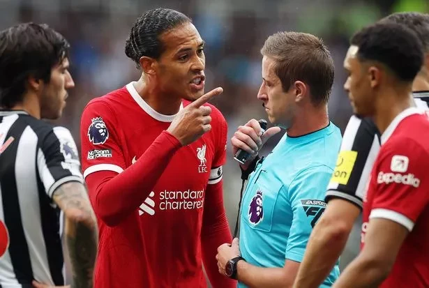 Van Dijk có hàng loạt hành vi khó coi nhắm vào trọng tài John Brooks. ẢNH: GETTY Van Dijk có hàng loạt hành vi khó coi nhắm vào trọng tài John Brooks. ẢNH: GETTY