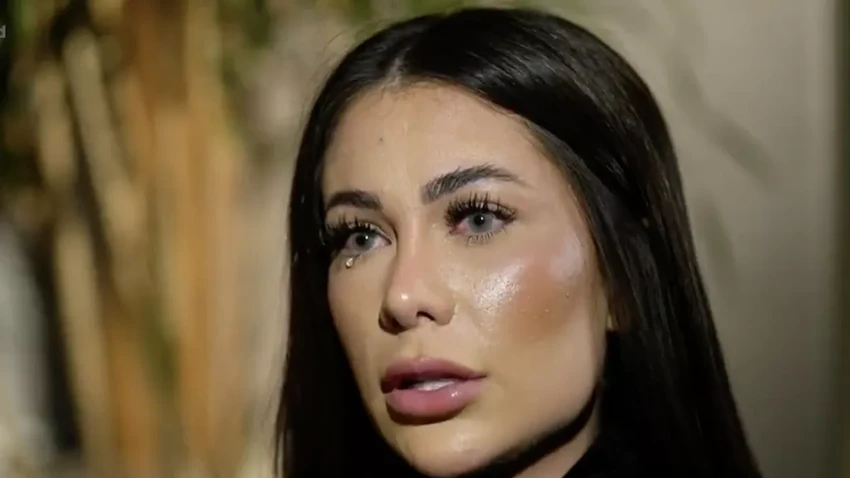 Gabriela Cavallin nước mắt lưng tròng tố cáo Antony dùng bạo lực với cô. ẢNH: RECORD TV Gabriela Cavallin nước mắt lưng tròng tố cáo Antony dùng bạo lực với cô. ẢNH: RECORD TV