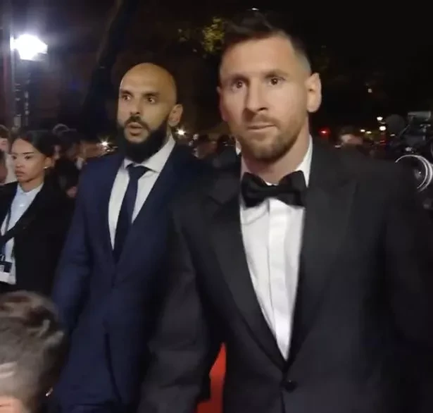 Yassine-Chueko-lionel-messi.jpg