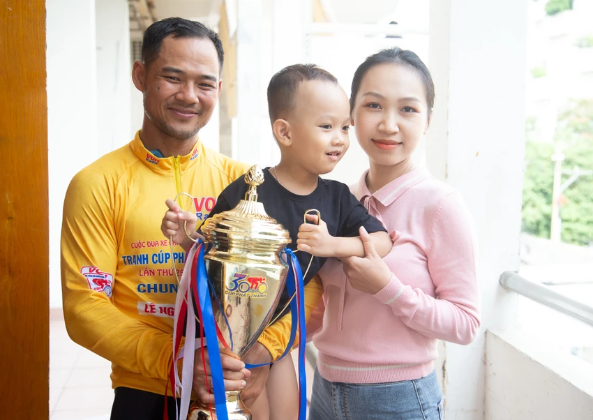 ao-vang-le-nguyet-minh.jpeg