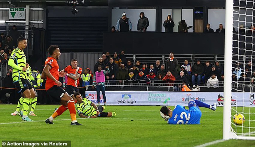 arsenal-luton-raya.jpg