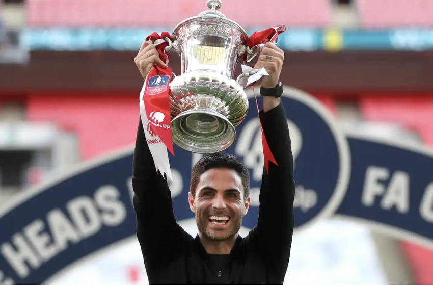 Mikel Arteta vô địch FA Cup cả trên tư cách cầu thủ lẫn HLV. ẢNH: SUN SPORTS