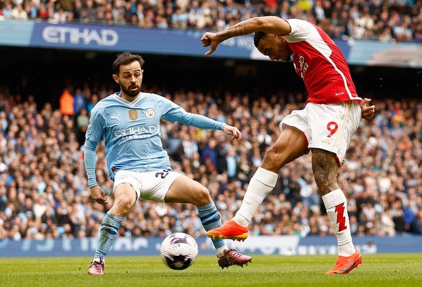Hai đội hòa nhau, Liverpool là đội hưởng lợi nhiều nhất