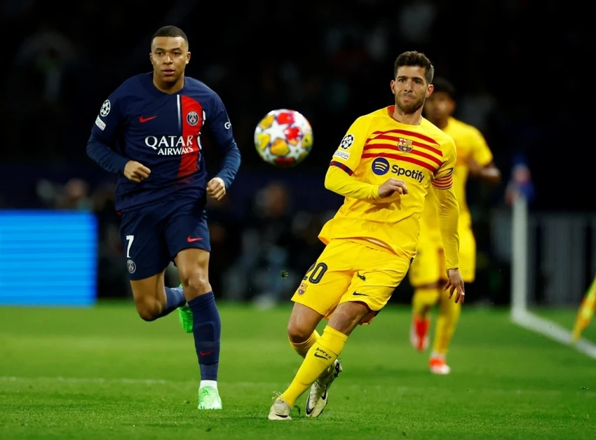 Mbappe mất hút hoàn toàn trên hàng công của PSG. Ảnh: Reuters