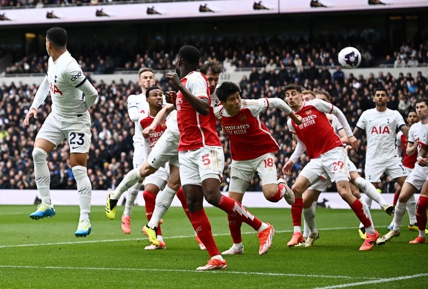 Arsenal tiếp tục giữ vững ngôi đầu bảng Premier League
