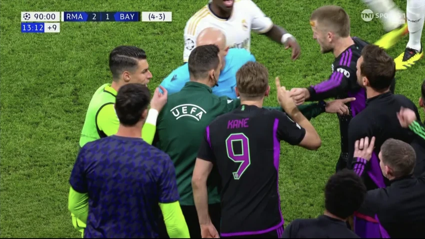 Các cầu thủ Bayern Munich vây quanh trọng tài phản đối. ẢNH: TNT SPORTS