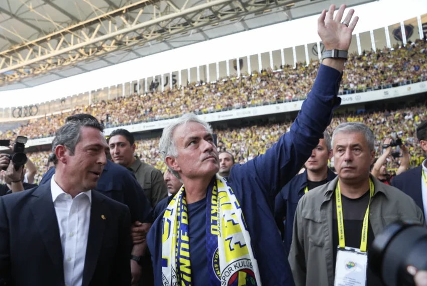 Mourinho được chào đón điên cuồng