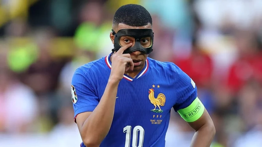 Tuyển Bỉ buộc phải xin lỗi Mbappe
