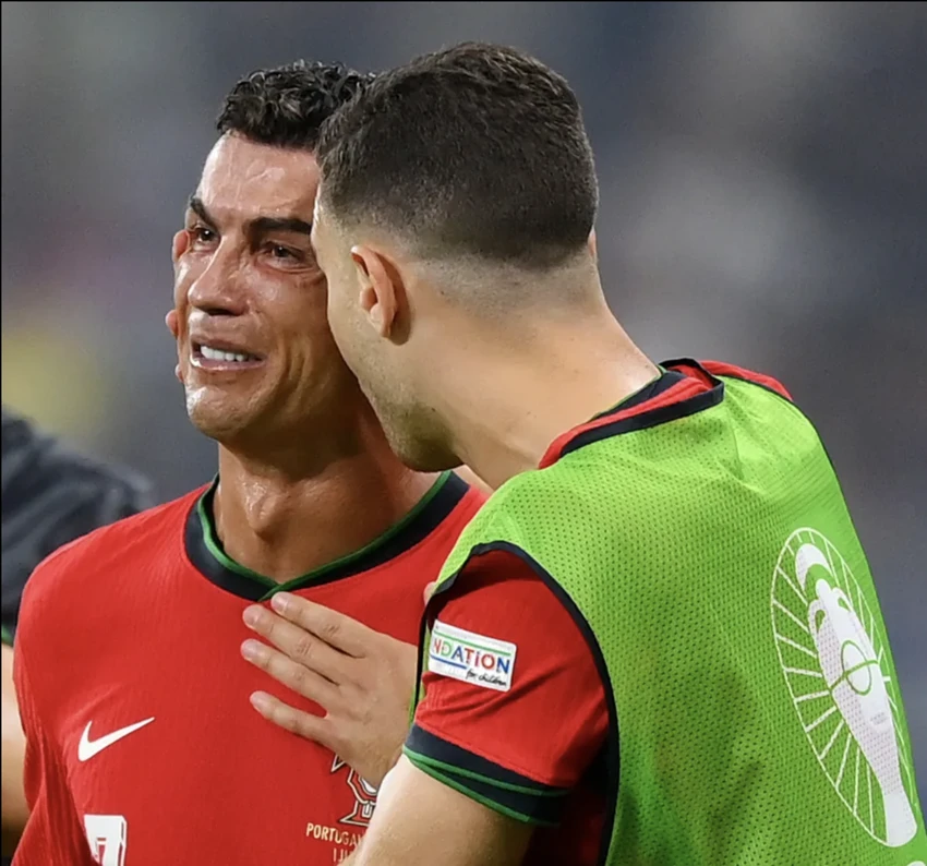 ronaldo-da-hong-phat-den.png