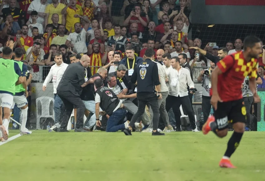 mourinho-chung-kien-canh-tuong-kinh-hoang-Fenerbache.png