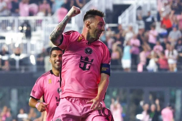 Messi tái xuất lập cú đúp