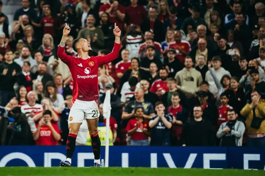 Rashford nhường đá phạt đền cho Antony