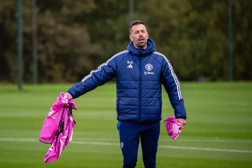 Nistelrooy lo sợ trở thành kẻ phản bội