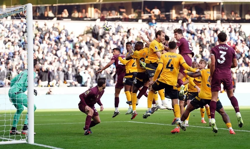 Bàn thắng quyết định gây tranh cãi của Man City,Man City