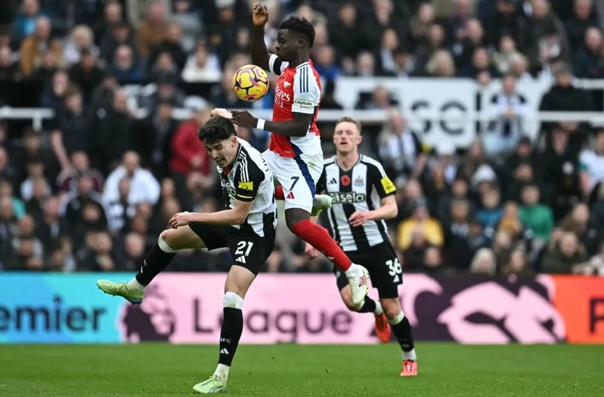 Arsenal gục ngã