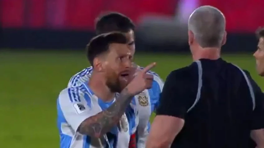 Messi tức giận đối đầu với trọng tài,Messi