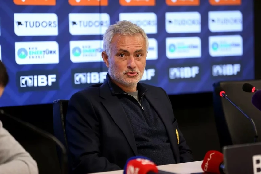 Pep Guardiola xin lỗi Mourinho