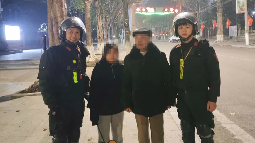 bé gái đi lạc