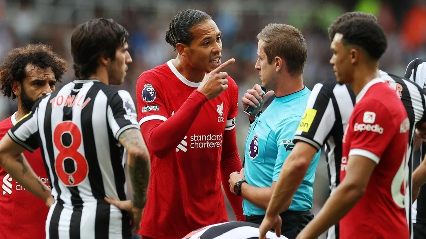DOI-TRUONG-LIVERPOOL-NOI-GIAN-VOI-TRONG-TAI-BAT-CHINH-TRAN-CHUNG-KET-CARABAO-CUP.jpg