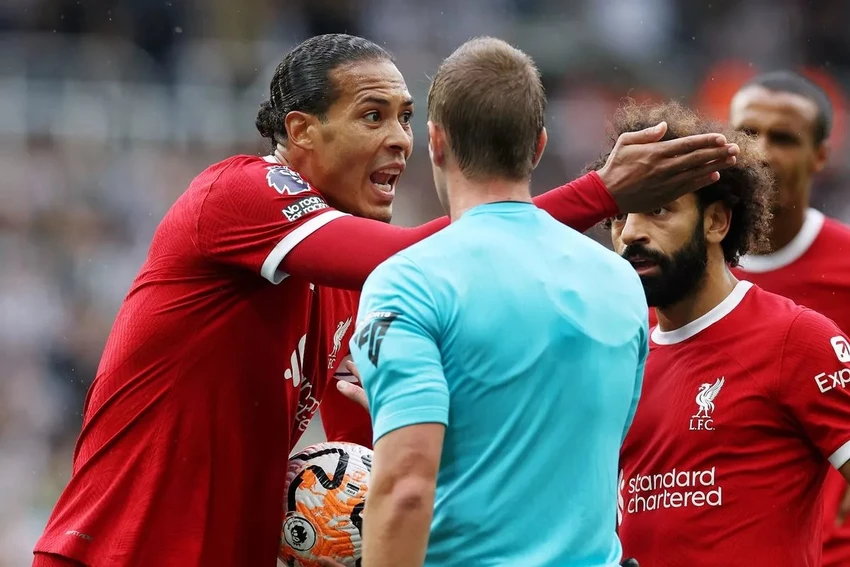 Đội trưởng Liverpool nổi giận với trọng tài bắt chính trận chung kết Carabao Cup,VAN DIJK,LIVERPOOL,CARABAO CUP